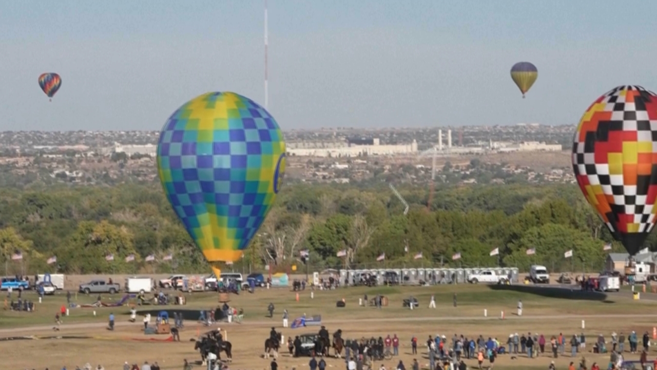 บอลลูนลมร้อนสหรัฐฯ ชนเสาส่งสัญญาณวิทยุพังถล่มลงมาทั้งต้น