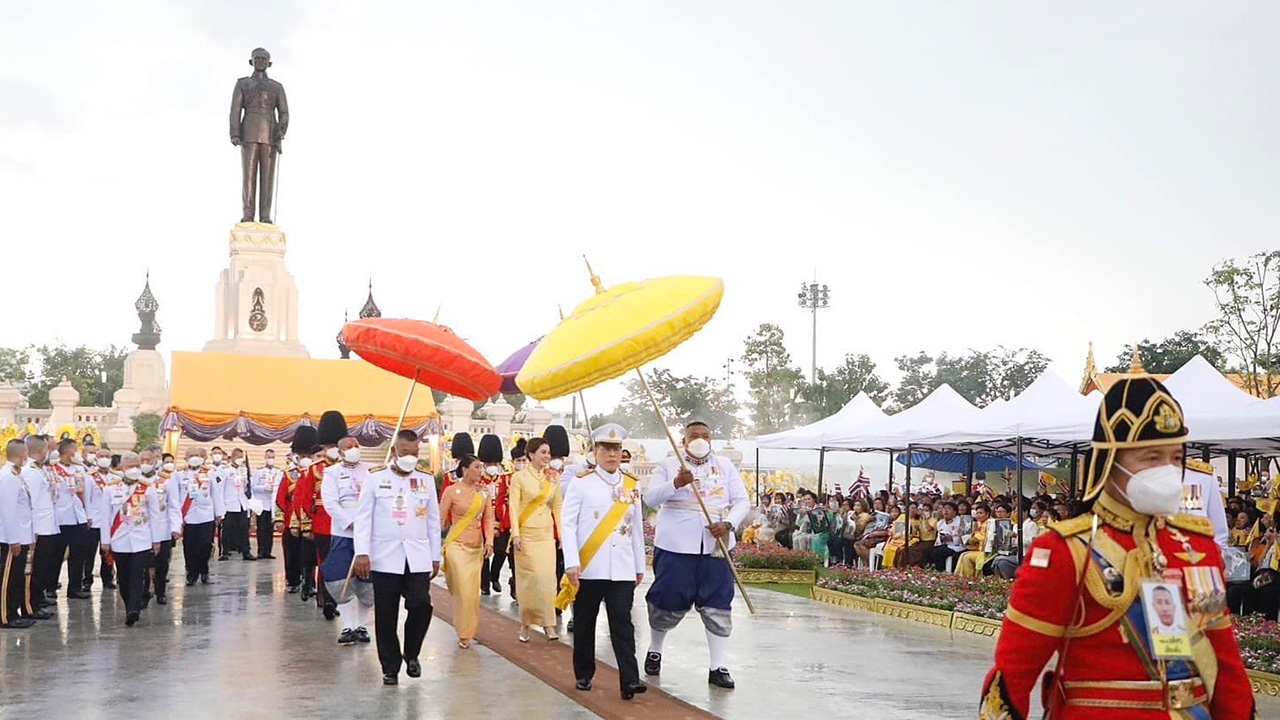 ในหลวง-พระราชินี ทรงวางพวงมาลา ถวายราชสักการะ พระบรมราชานุสาวรีย์ รัชกาลที่ 9