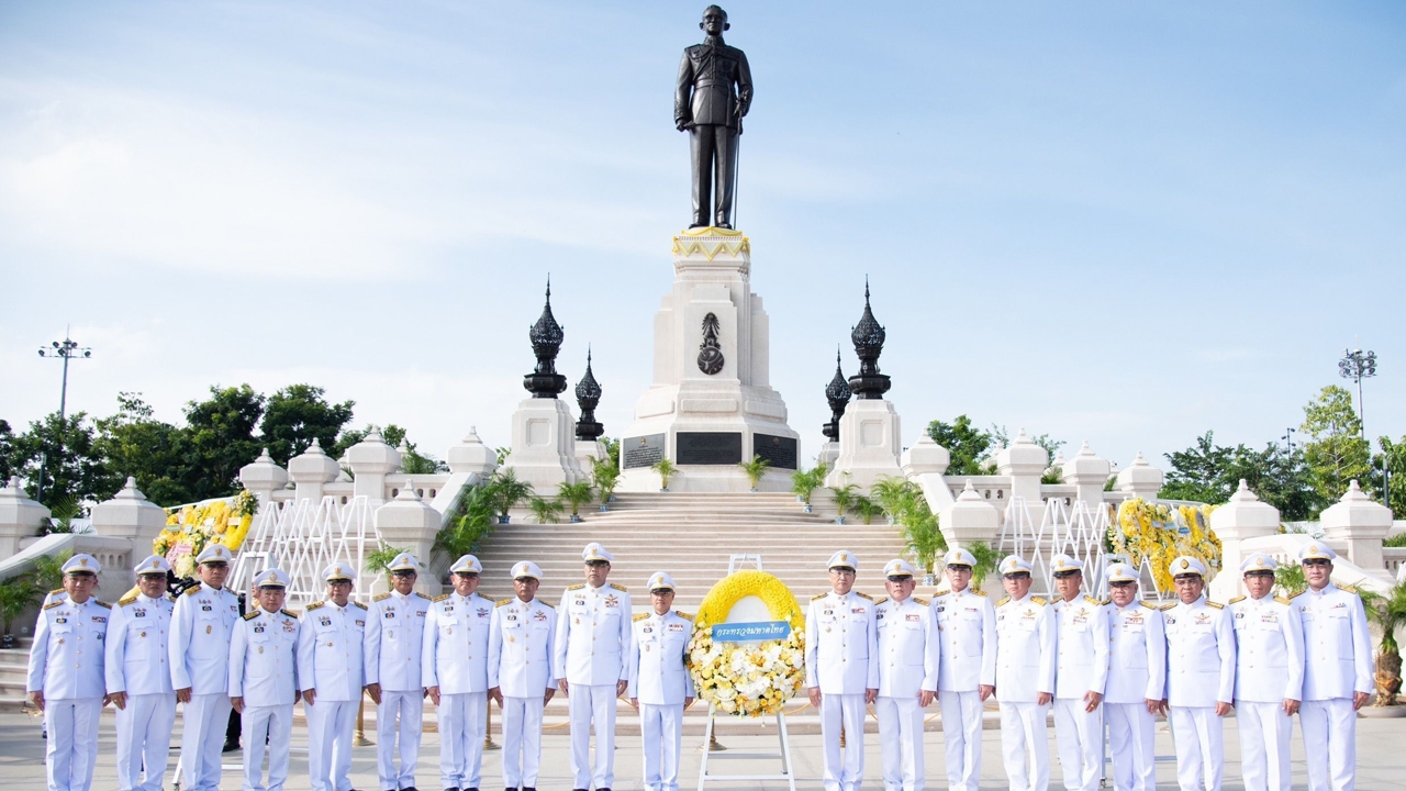 ปลัด มท. นำข้าราชการมหาดไทย ร่วมวางพวงมาลา เนื่องใน "วันนวมินทรมหาราช"