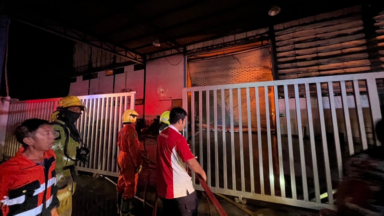 Warehouse fire in Pak Kret, Nonthaburi, cause unknown