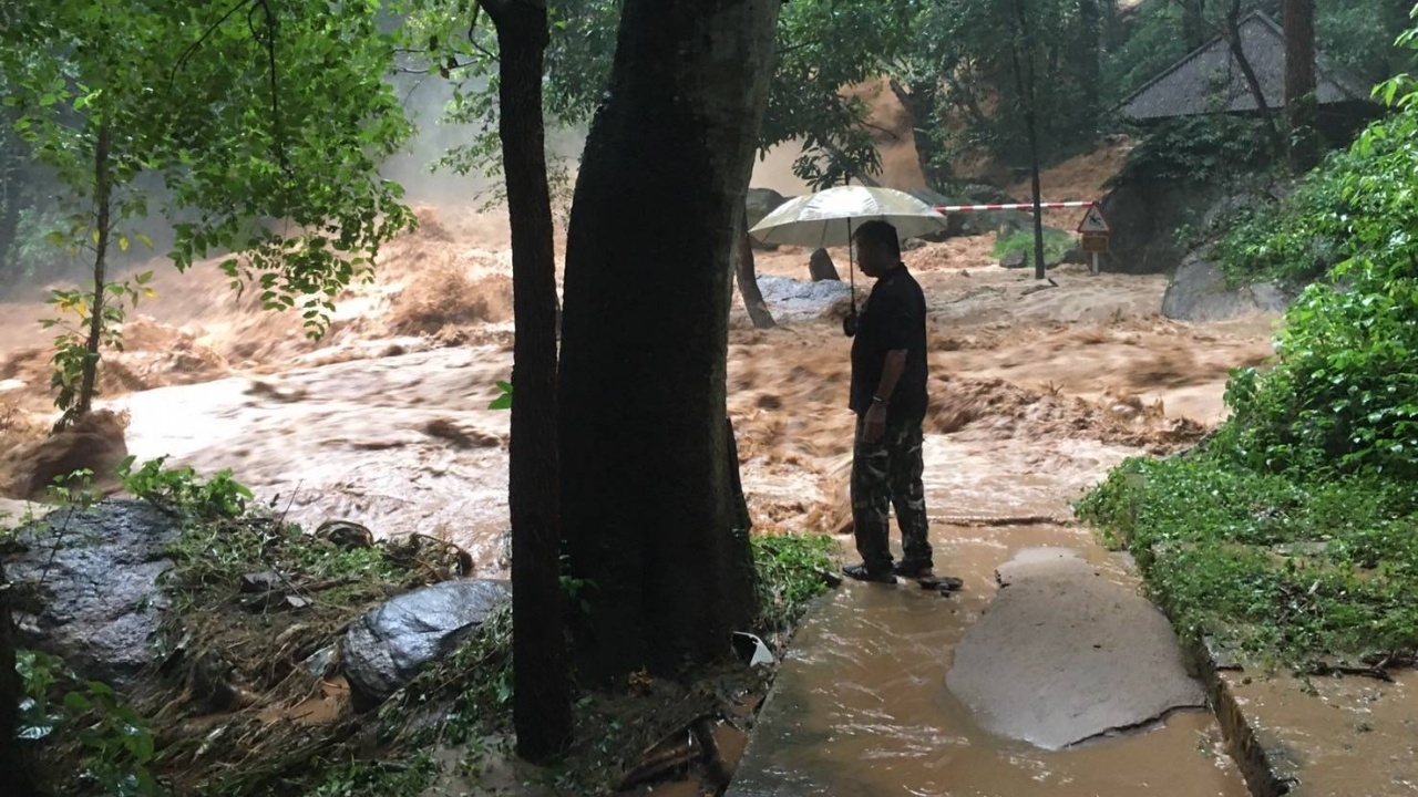 ฝนตกบนดอยทั้งคืน "น้ำป่า" ทะลัก "น้ำตกแม่สา" เตือนพื้นที่ท้ายน้ำเตรียมรับมือ