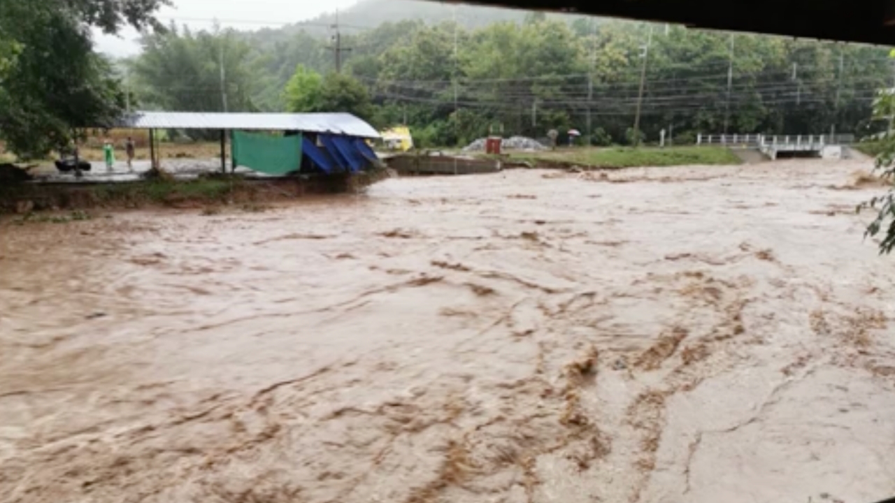 ลำปางอ่วม ฝนตกหนักนานกว่า 6 ชั่วโมง "น้ำป่าทะลัก" สะพานบ้านห้วยขี้นกขาด