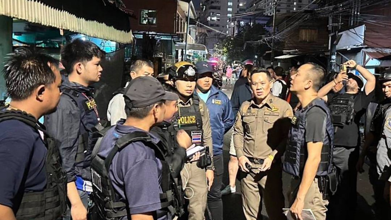 Police surround Soi Inthamara 29 after armed hostage situation