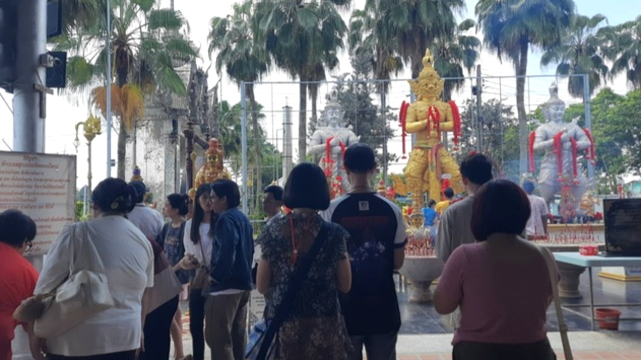 สายมูมาแก้บน “ท้าวเวสสุวรรณ” วัดดอนใหญ่ ไม่พลาดขอเลขเด็ดงวดนี้