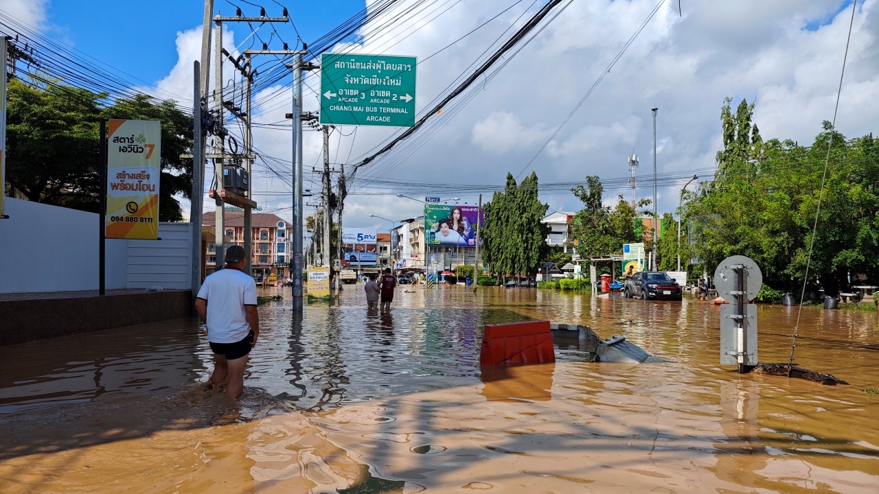 น้ำท่วมเชียงใหม่ ขยายวงกว้าง ทะลักท่วมสถานีขนส่ง ทั้ง 2 แห่ง สูงเกือบ 50 ซม.