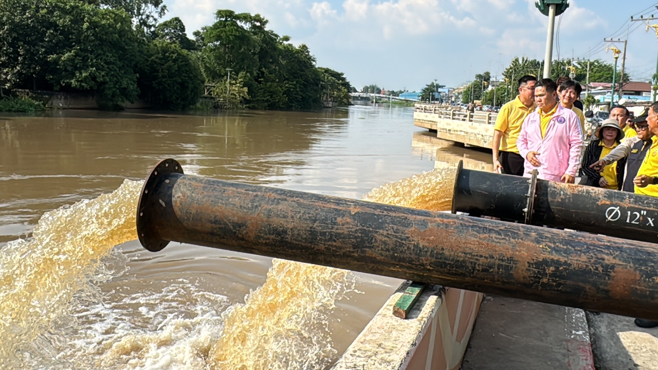 วราวุธตรวจน้ำท่วมสุพรรณบุรี ขอประชาชนอยู่ที่สูง