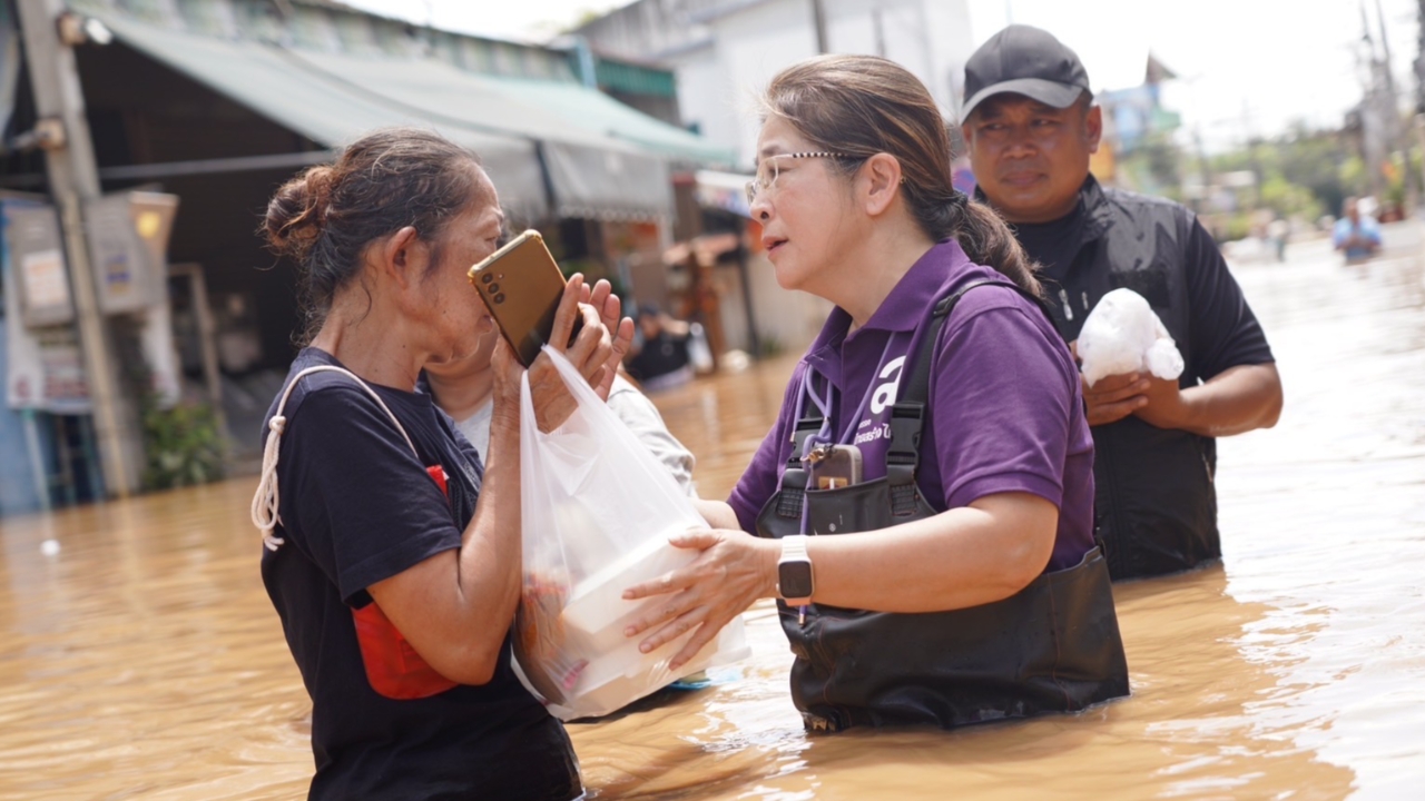 “สุดารัตน์” ลุยน้ำช่วยผู้ประสบภัยน้ำท่วมเชียงใหม่