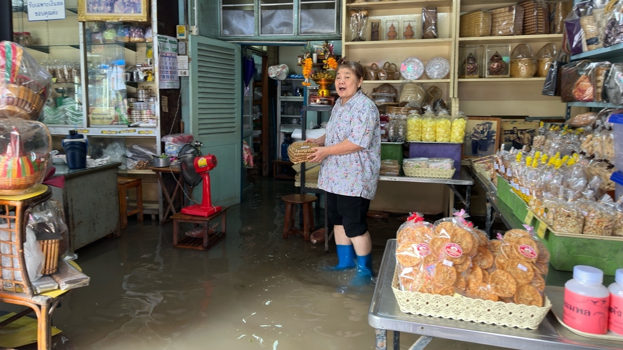 ชุมชนริมแม่น้ำเจ้าพระยา ท่าน้ำปากเกร็ด เริ่มได้รับผลกระทบน้ำท่วม