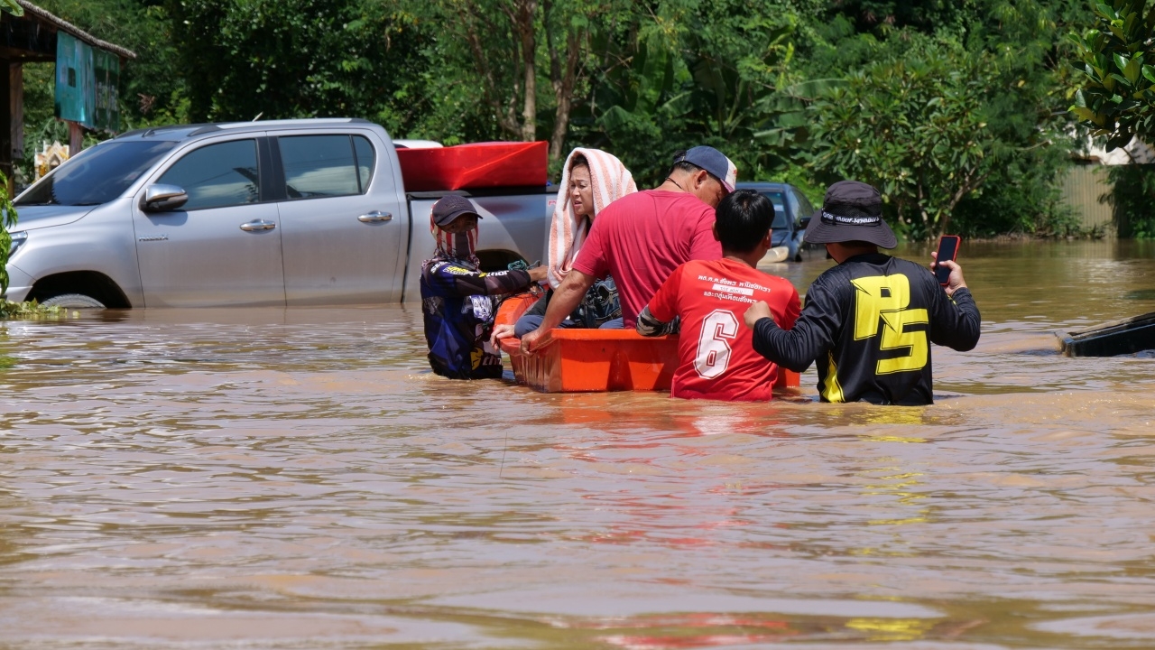 กองทัพอากาศระดมเรือช่วยผู้ประสบภัยน้ำท่วมเชียงใหม่