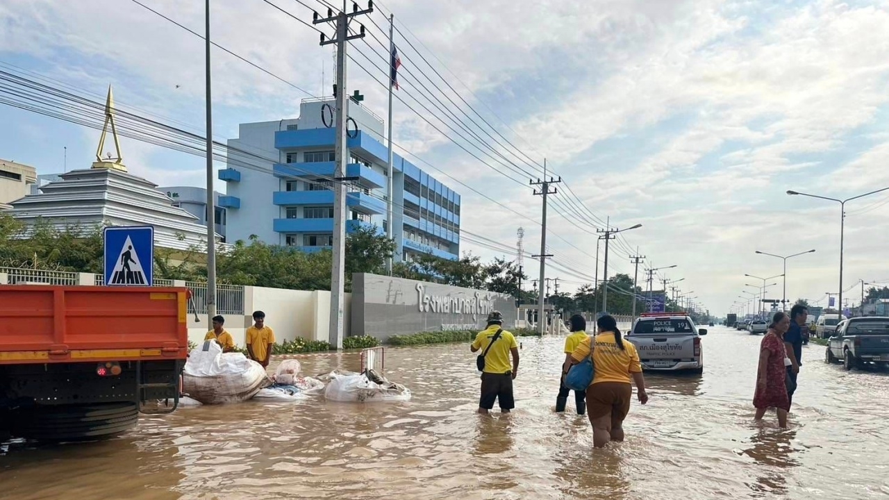 น้ำท่วมหน้า รพ.สุโขทัย ปิดทางออก จัดบริการประชาชน