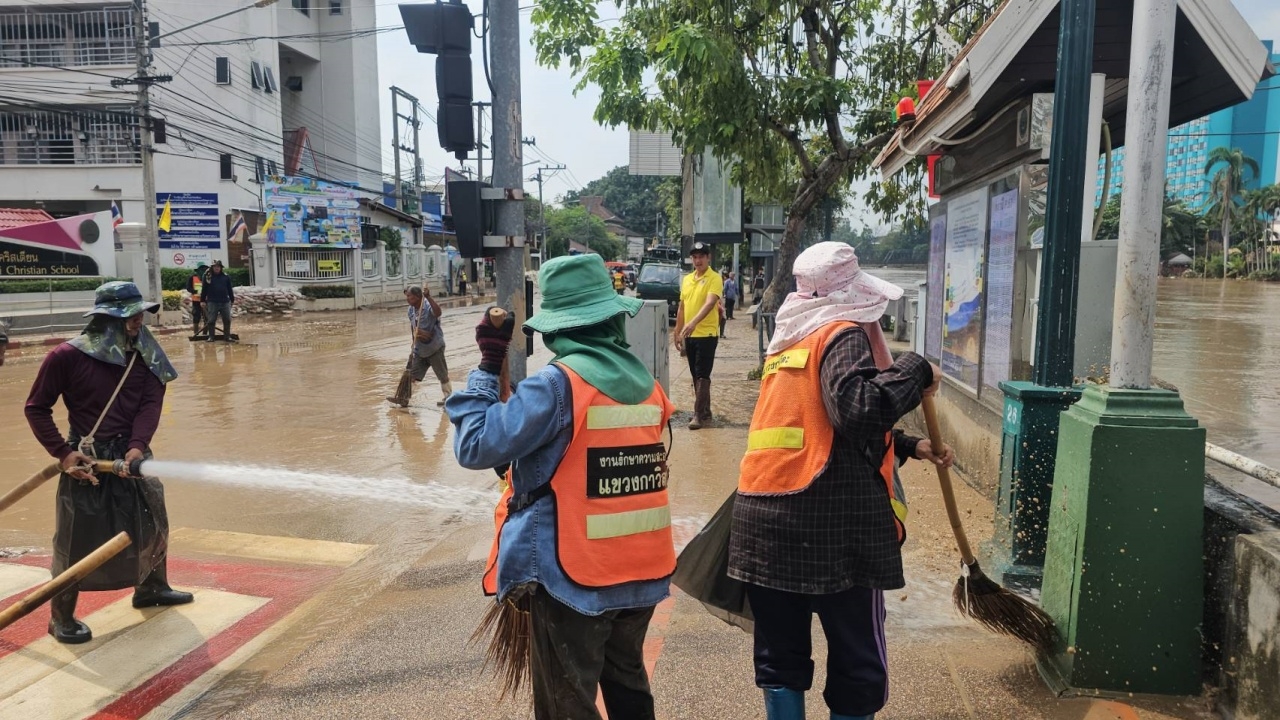 เชียงใหม่เร่งบิ๊กคลีนนิ่ง ฉีดน้ำล้างถนน-ตักโคลนออกจากพื้นที่ หลังน้ำลด