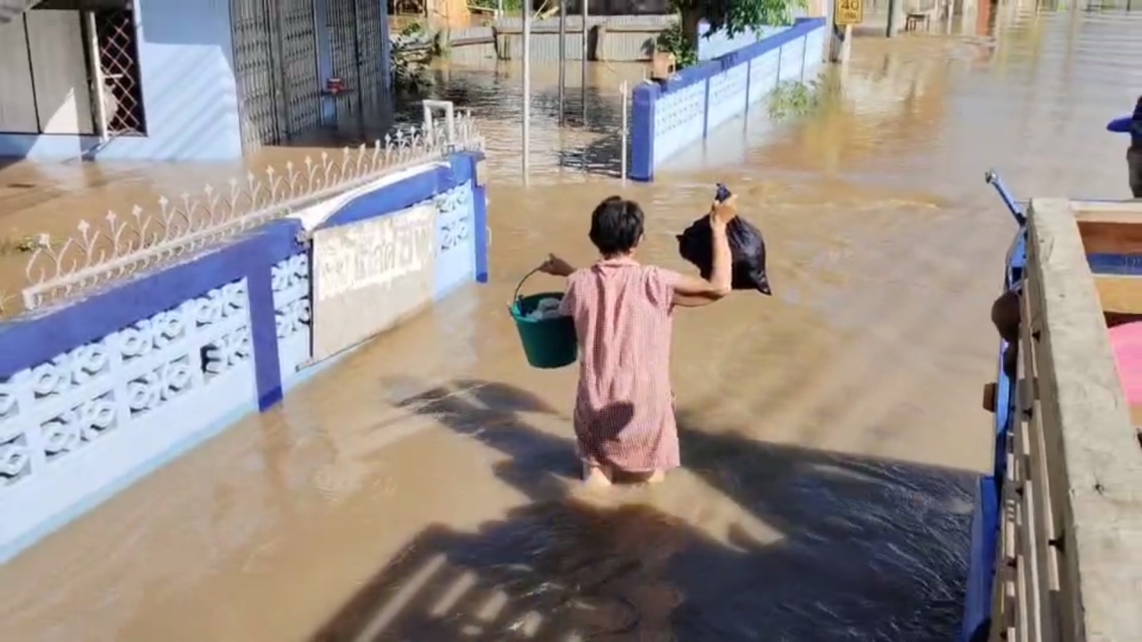 ลำปางอ่วม อ.แม่พริก โดนมวลน้ำวังเอ่อท่วมบ้านเรือนหลายหลัง บางจุดสูงกว่า 1 เมตร