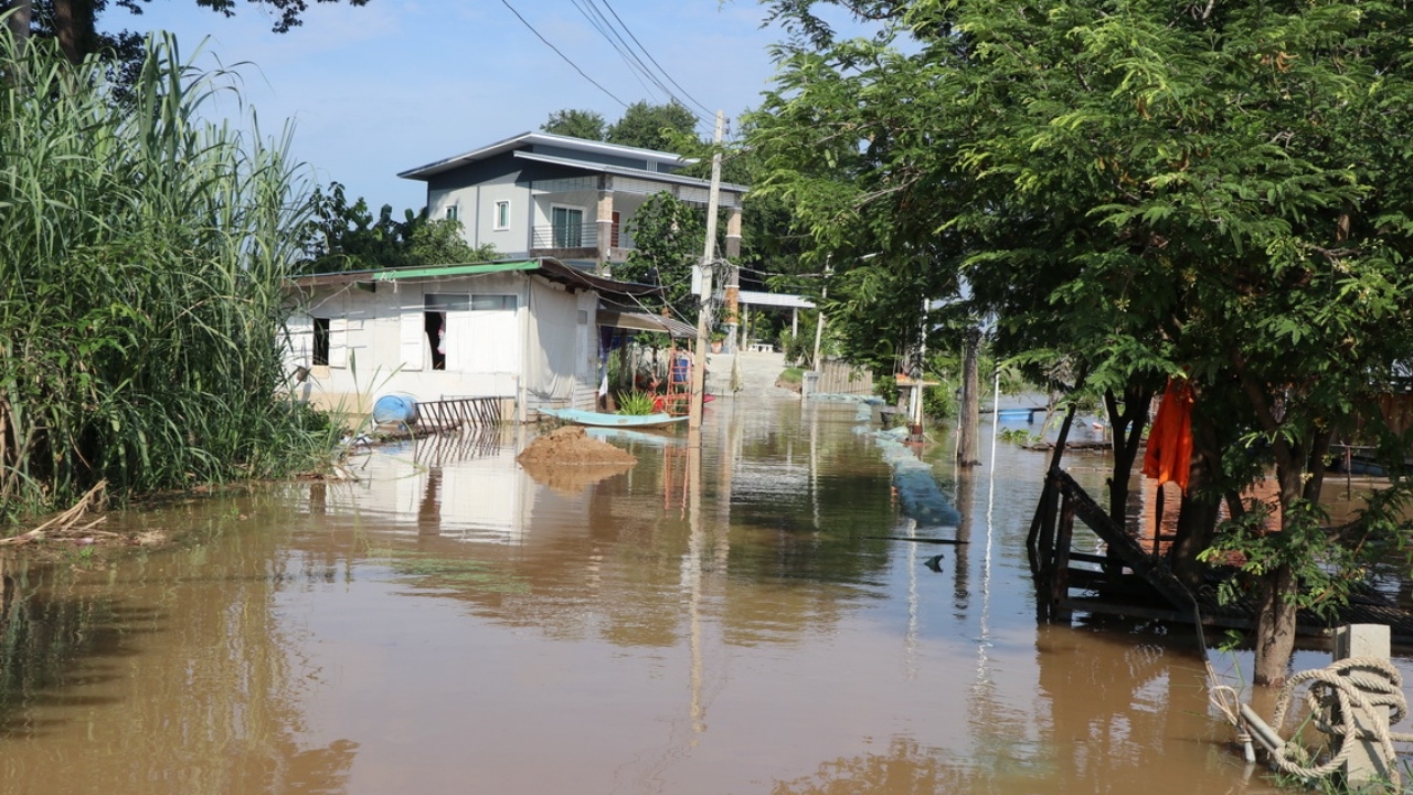 น้ำท่วมอ่างทอง! บ้านเสียหายกว่า 20 หลังคาเรือน