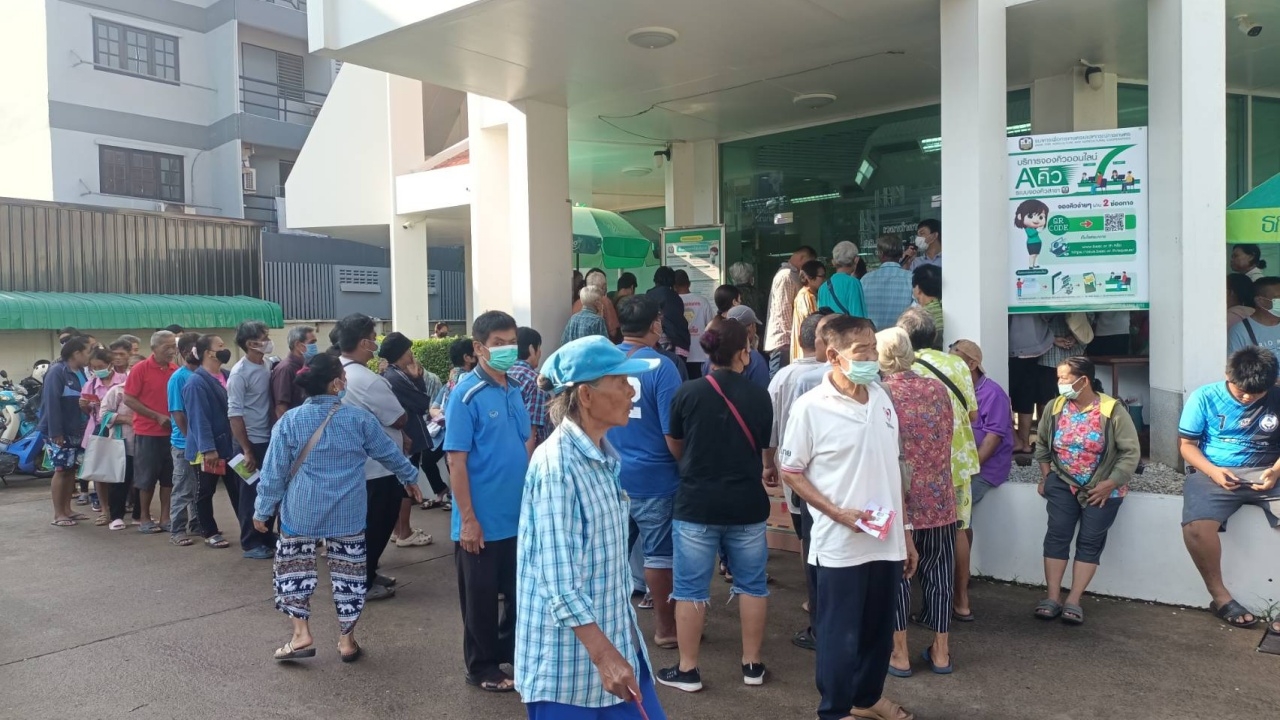 โอนเงิน 10000 บาท วันที่ 3 ยังคึกคัก ผู้ที่ได้รับสิทธิ รอคิวถอนเงินแน่นธนาคาร