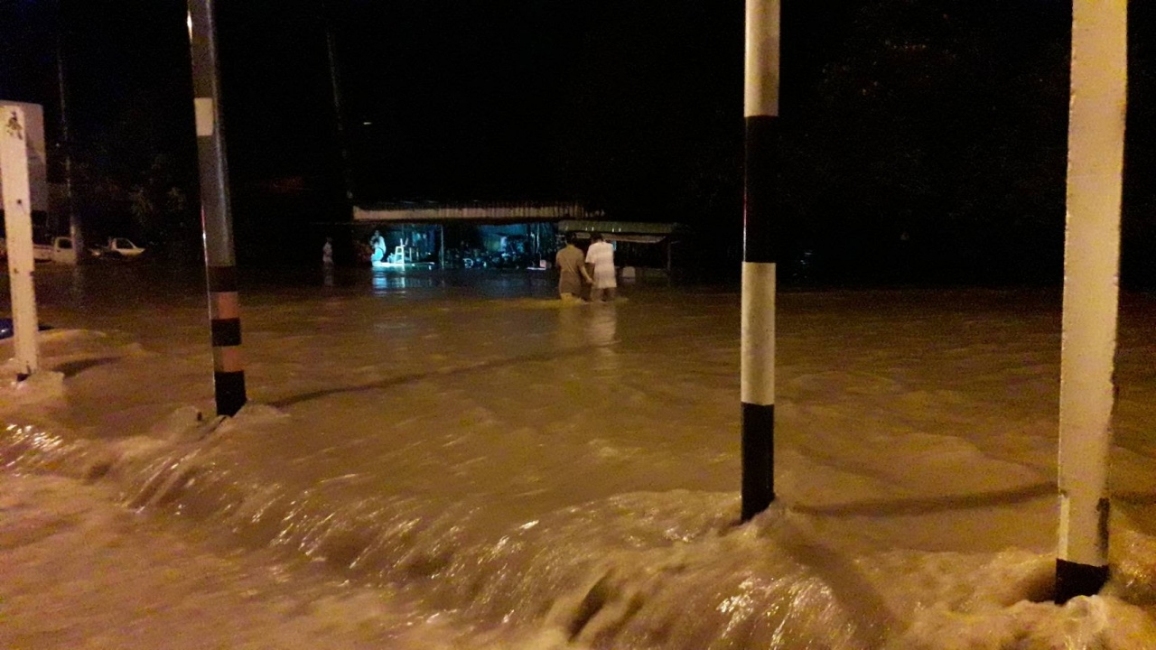 Sukhothai residents evacuated as Yom River floods streets and homes