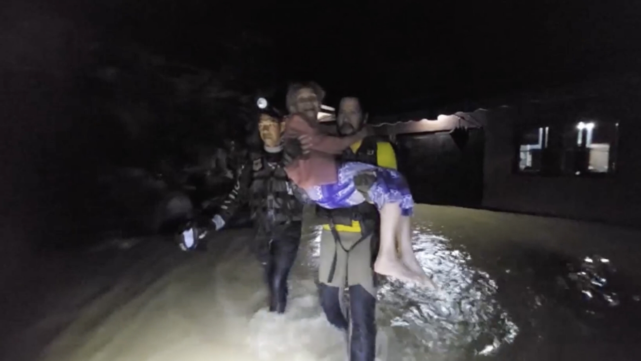 กู้ภัยเร่งอพยพผู้สูงอายุ หลังมวลน้ำทะลักท่วม อ.เกาะคา จ.ลำปาง ช่วงกลางดึก