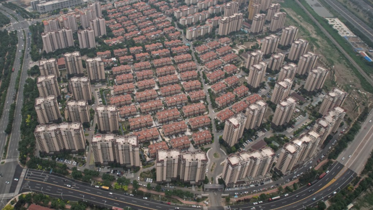 จีนปรับลดดอกเบี้ยสินเชื่อบ้าน เร่งปล่อยเงินกู้ซื้อบ้านใหม่ หวังลดจำนวนบ้านในตลาดที่ยังขายไม่ออก