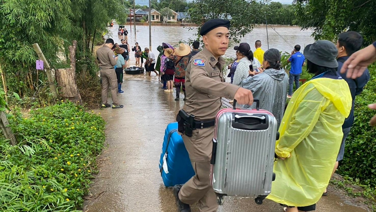 Rescue teams evacuate tourists after Pai flood hits resort