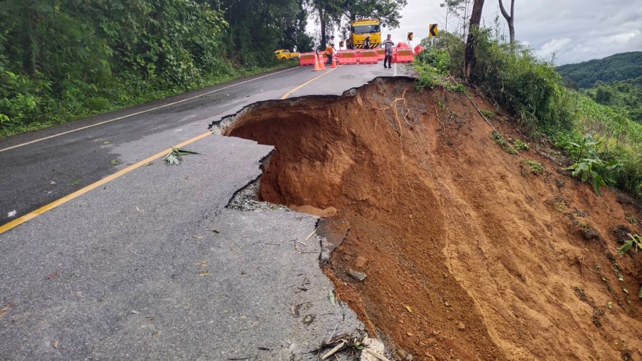 Heavy rain in Nan causes landslides and road closures