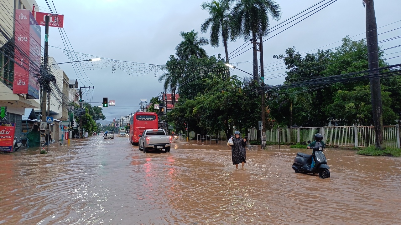 Chiang Mai train station experiences flooding but remains open