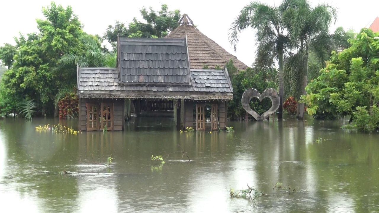 อ.เซกา จ.บึงกาฬ น้ำยังไม่ลด ชาวบ้านต้องใช้เรือสัญจร นานกว่า 1 สัปดาห์