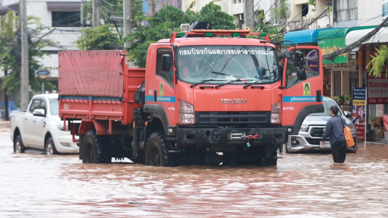 12 จุดน้ำท่วมเชียงใหม่ ปิดกั้นเส้นทางสัญจร