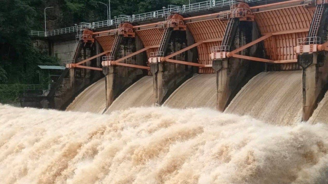 Kiew Lom and Kiew Khom Dam increase water discharge, affecting areas