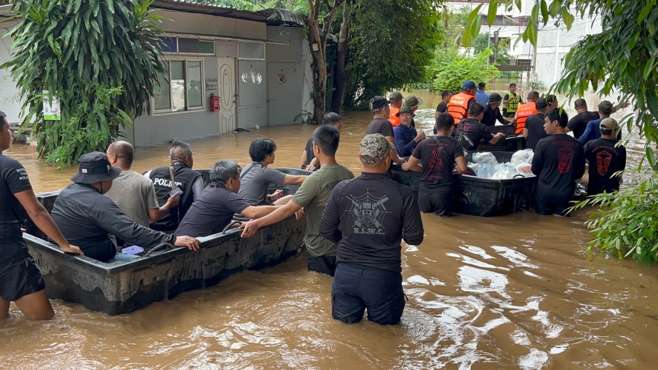 Ping River floods Chiang Mai police office, displacing 1,000