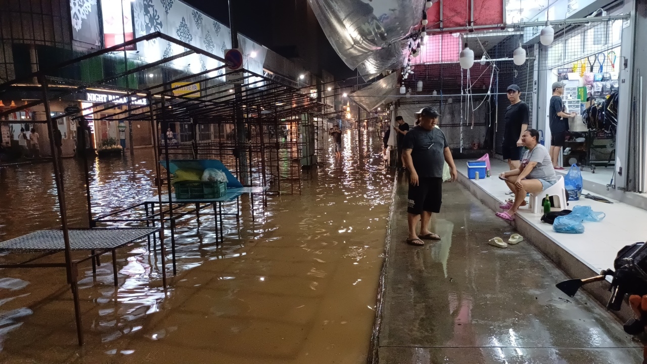 Night Bazaar vendor laments rapid flooding, rushes to elevate goods