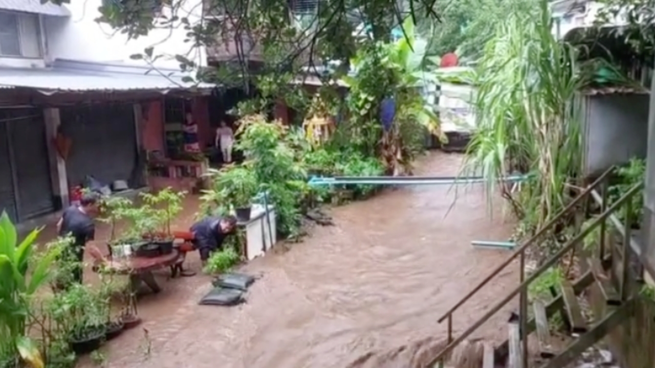 ฝนถล่มซ้ำนาน 2 ชั่วโมง ทำน้ำป่าก้อนใหญ่ทะลักลงจาก "ดอยสุเทพ"