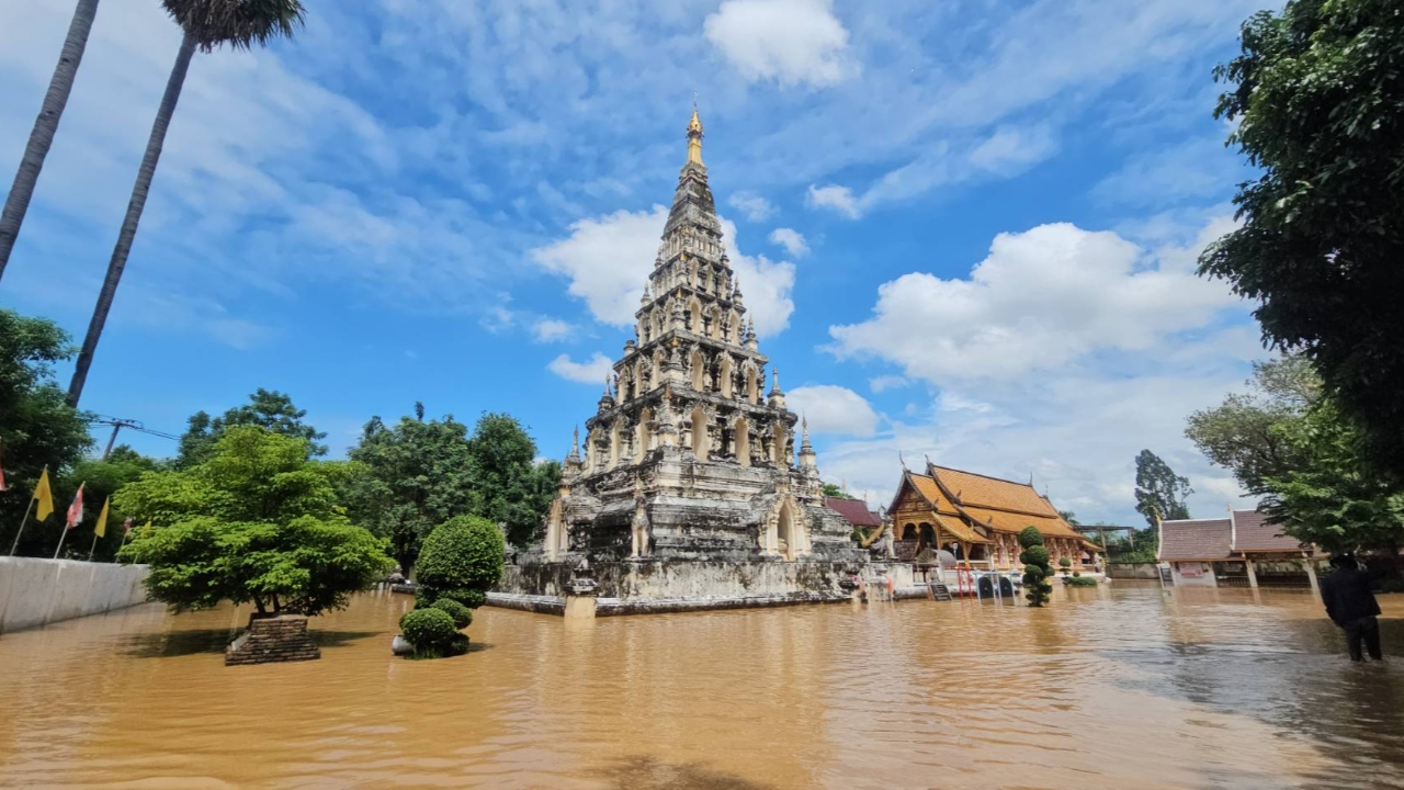 Floods submerge Wiang Kum Kam, locals seek refuge at temple