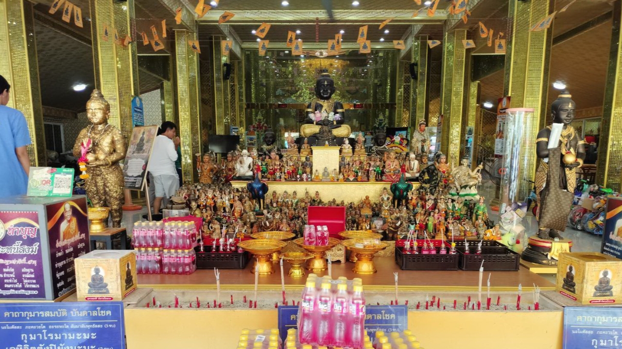 Lucky visitor seeks fortune from “Kumar Somboon” at Wat Phai Lom for the lottery on 1/10/2024