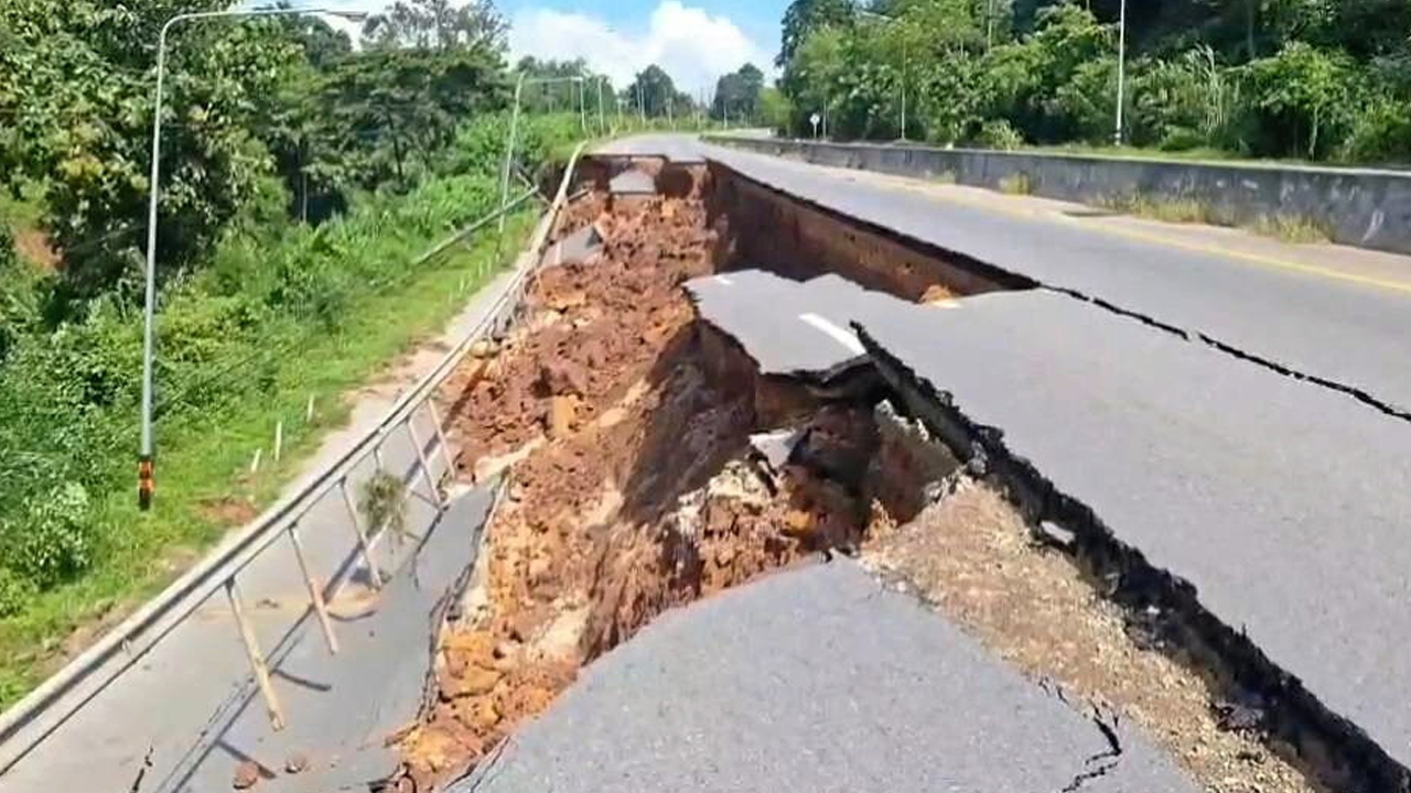 น้ำท่วมหนัก 18 จังหวัด ล่าสุดถนนพหลโยธินทรุด 100 เมตร