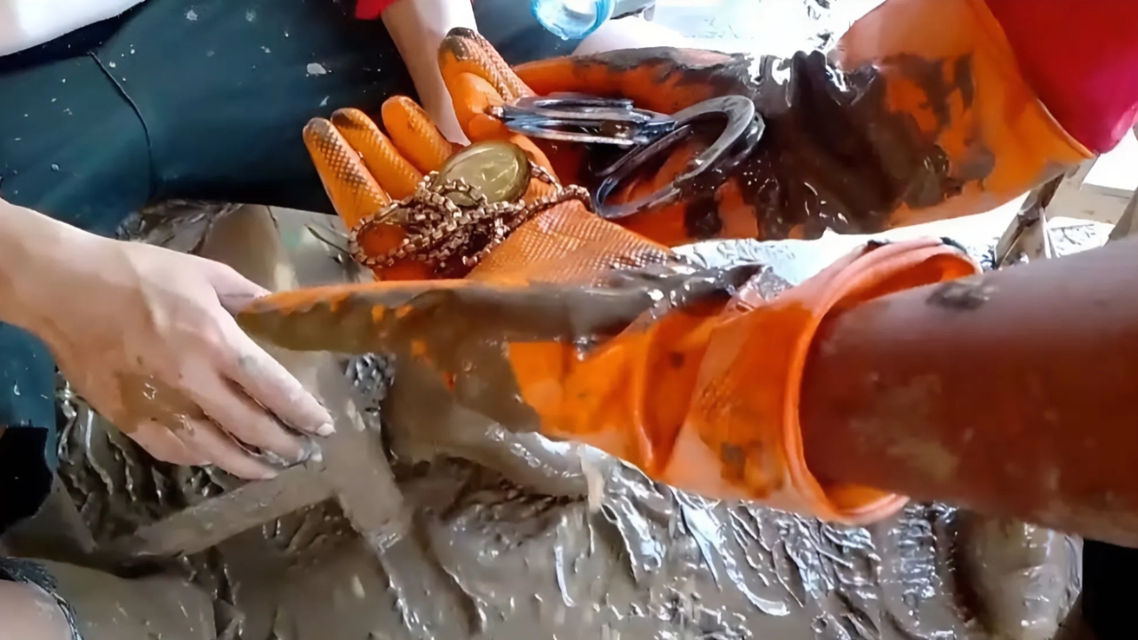 Admiration for volunteers clearing mud in Mae Sai returns 200k necklace