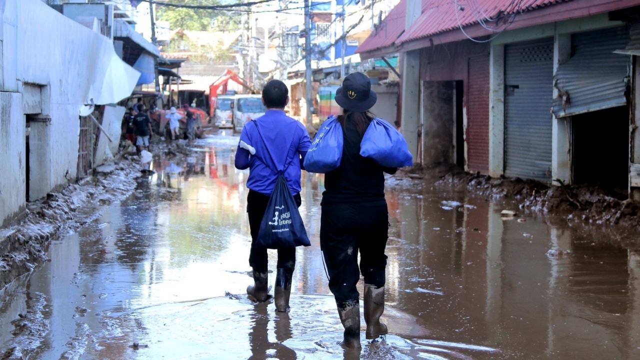 “มูลนิธิไทยคม” จับมือกับ “เครือเรนด์ กรุ๊ป” ฟื้นฟูเยียวยาผู้ประสบภัยน้ำท่วมภาคเหนือ