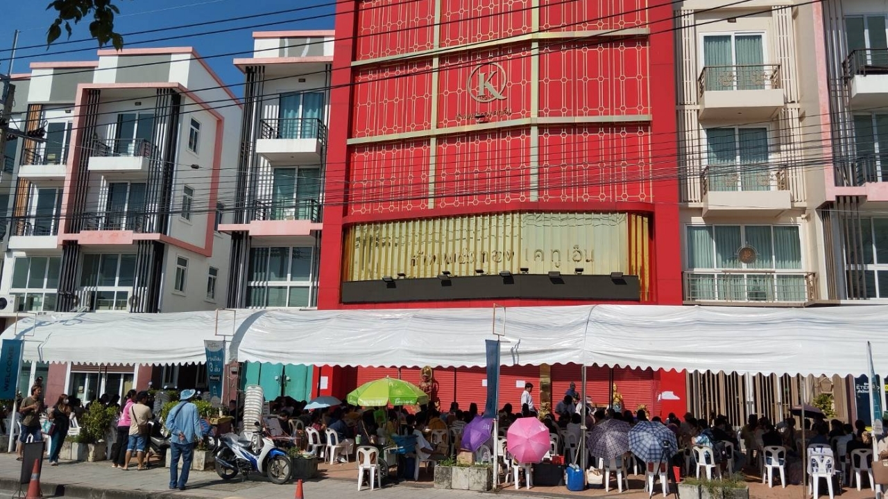 Crowd at Ma Tuck Gold shop as Saraburi woman sells back gold