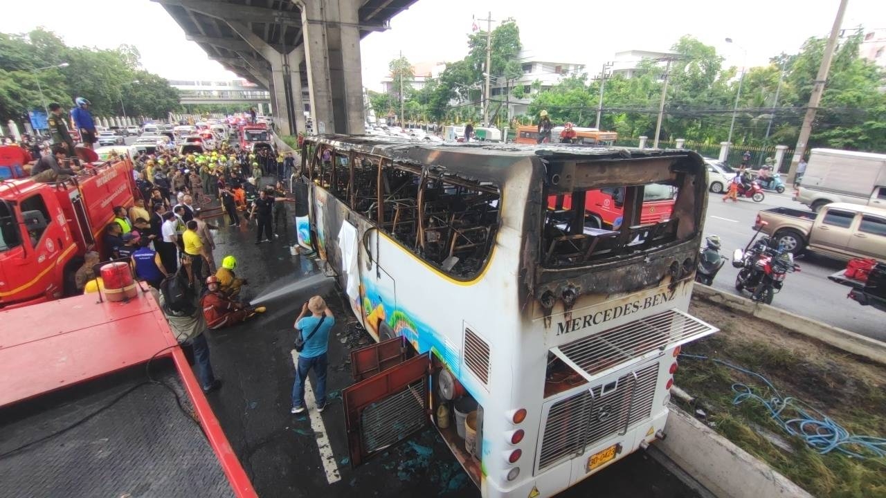 ไฟไหม้บัสนักเรียน! ยางระเบิดก่อนเกิดเหตุระทึก