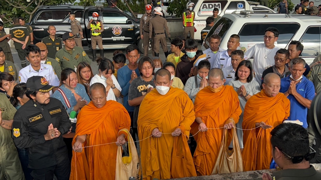 ครอบครัวเศร้า ทำพิธีเชิญวิญญาณ "เหยื่อไฟไหม้รถบัส" กลับไปบำเพ็ญกุศลบ้านเกิด