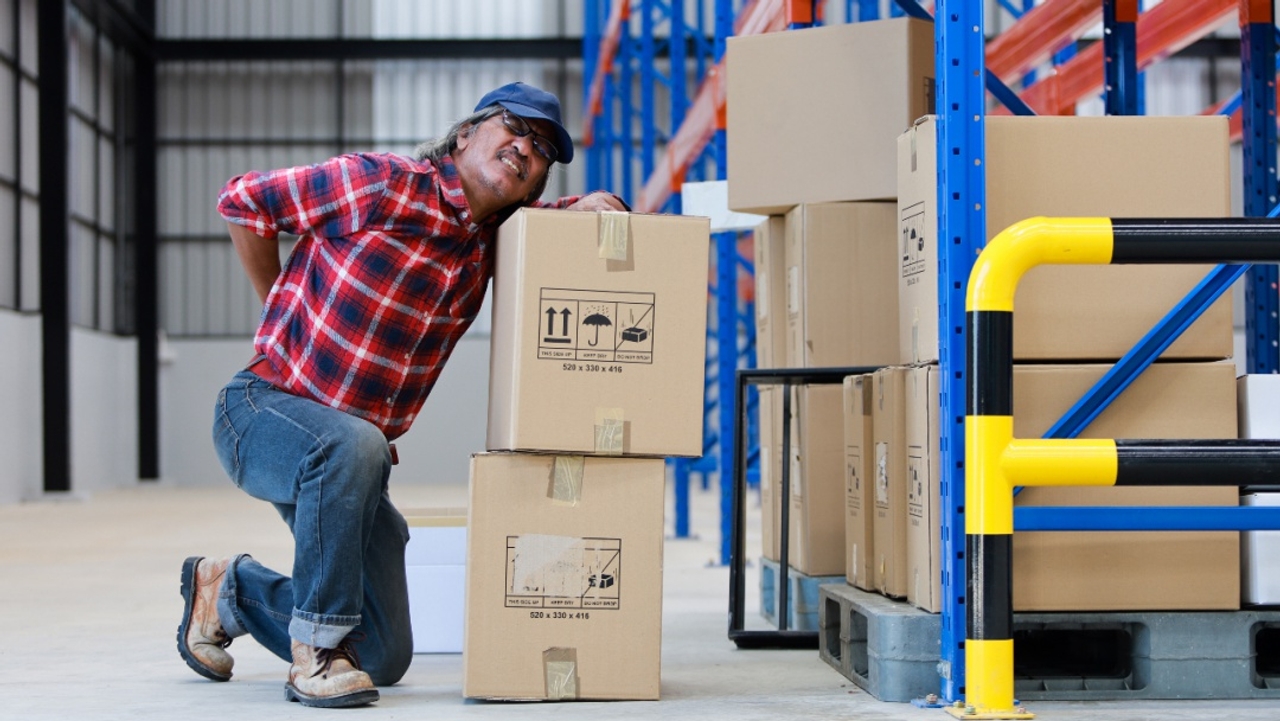 ยกของหนักผิดท่า พฤติกรรมเคยชินที่เสี่ยงทำหลังพังได้แบบไม่รู้ตัว