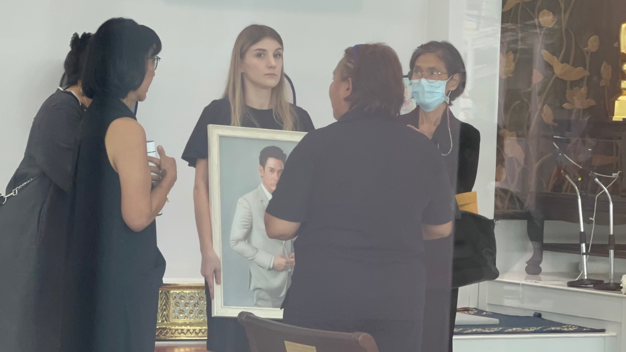 ภรรยา อ๋อม อรรคพันธ์ สุดเศร้า ถือรูปสามีเตรียมประกอบพิธีทางศาสนา