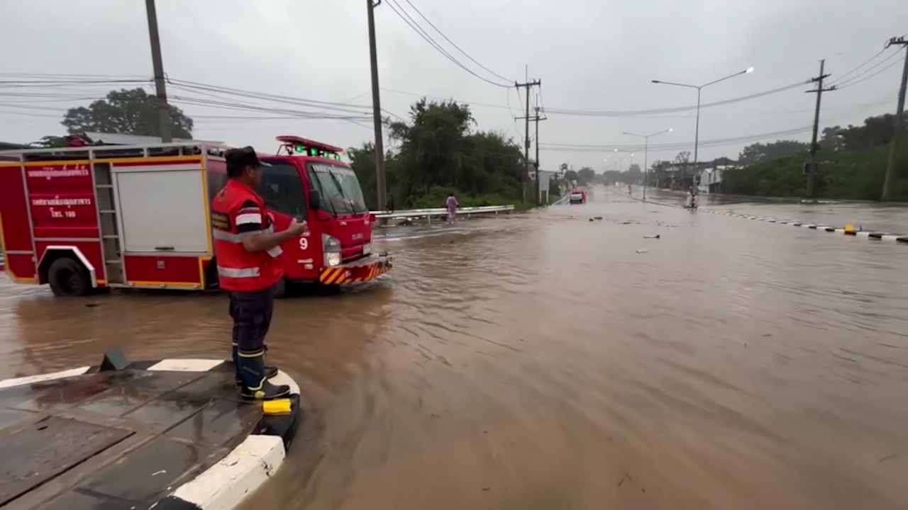 ฤทธิ์ "พายุซูลิก" มุกดาหารฝนตกต่อเนื่อง ถนนหลายสายน้ำท่วมขัง สัญจรไปมาลำบาก