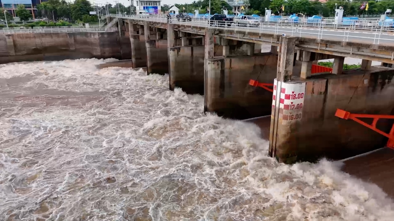 "เขื่อนเจ้าพระยา" ตรึงอัตราการระบายน้ำ รองรับมวลน้ำจากสถานการณ์ฝนตกหนัก