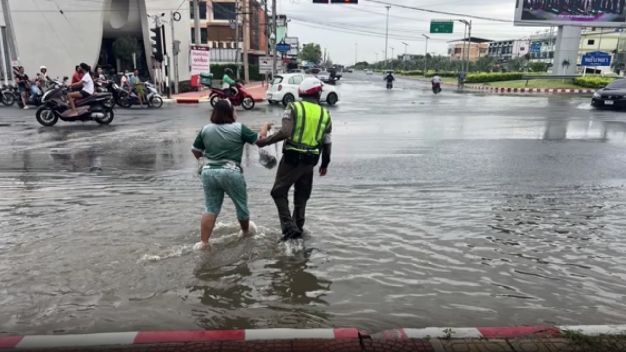 ฝนถล่มชลบุรี น้ำท่วมหลายจุด พบดาบตำรวจใช้มือดึงขยะ เพื่อให้น้ำระบายได้เร็วขึ้น