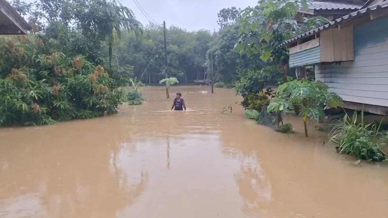 ฝนยังตกซ้ำ "น้ำท่วมสตูล" ขยายเป็น 5 อำเภอ ละงูส่อเค้าหนัก