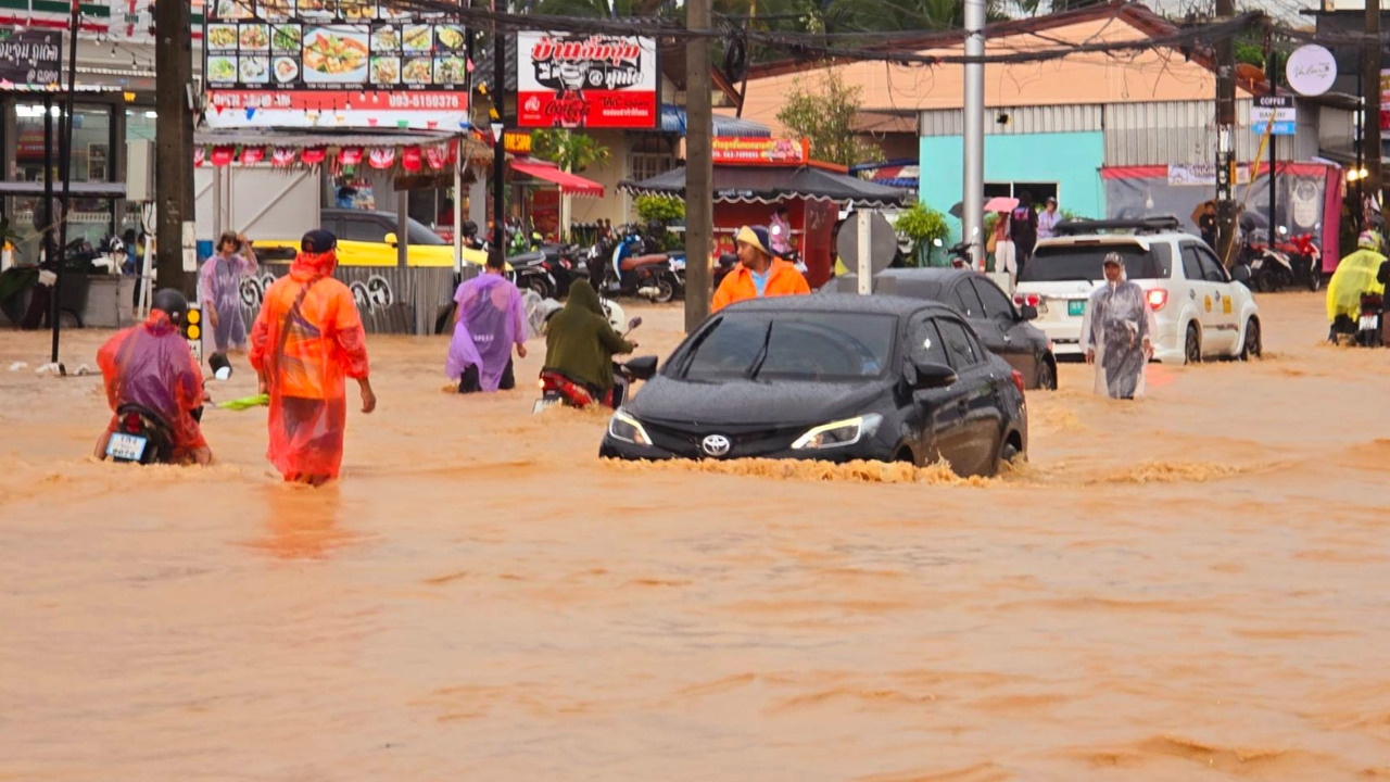 ภูเก็ตอ่วม น้ำป่าหลากท่วม-บางจุดรถเล็กผ่านไม่ได้ หลังฝนตกต่อเนื่อง