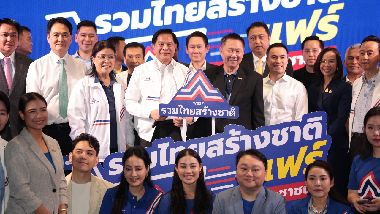 “พีระพันธุ์” เผย งานรวมไทยสร้างชาติแฟร์วันแรกคึกคัก ประชาชนแห่ซื้อสินค้าราคาถูก