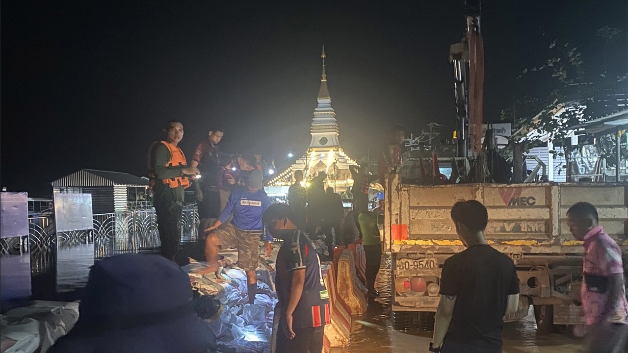 หนองคาย ประกาศงดเข้าพื้นที่หน้าพระธาตุหล้าหนอง ถนนมีรอยร้าวจากน้ำโขงเซาะตลิ่ง