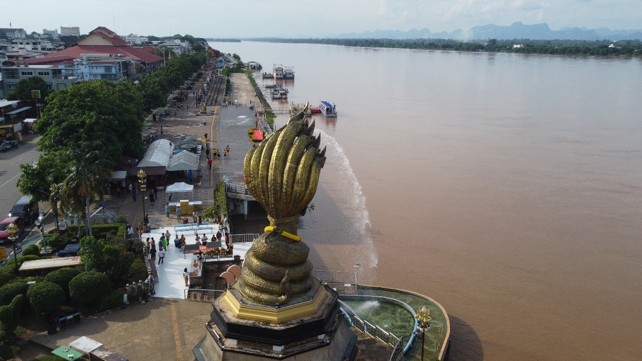 เร่งอพยพร้านค้าชั้นใต้ดินลานพญานาค หนีน้ำโขงสูงสุดรอบปีจ่อล้นตลิ่ง