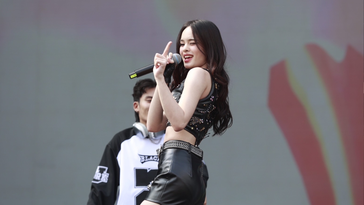 แอลลี่ ปลื้มเป็นหนึ่งในศิลปินขึ้นโชว์คอนเสิร์ตที่เฉิงตู คนดูกว่า 2 หมื่นคน