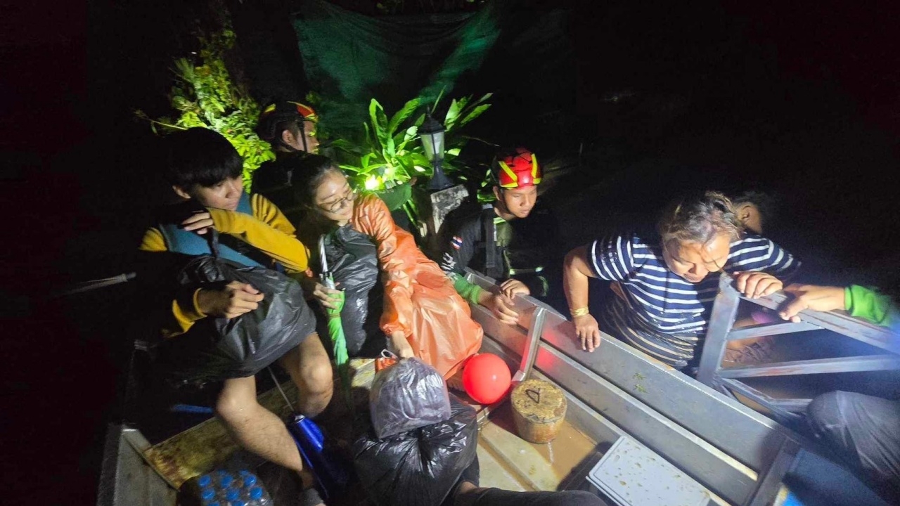 เจ้าหน้าที่เร่งอพยพ เคลื่อนย้ายประชาชนออกจากพื้นที่ "น้ำท่วมแม่สาย"